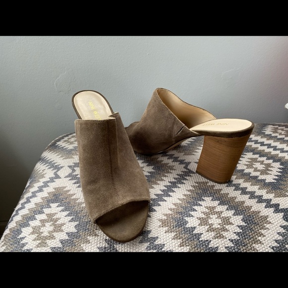 Nine West camel peep toe sandals. Size 10. - Picture 4 of 7